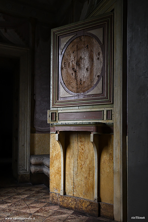 Vecchia porta di legno intarsiata di villa Siotto Pintor